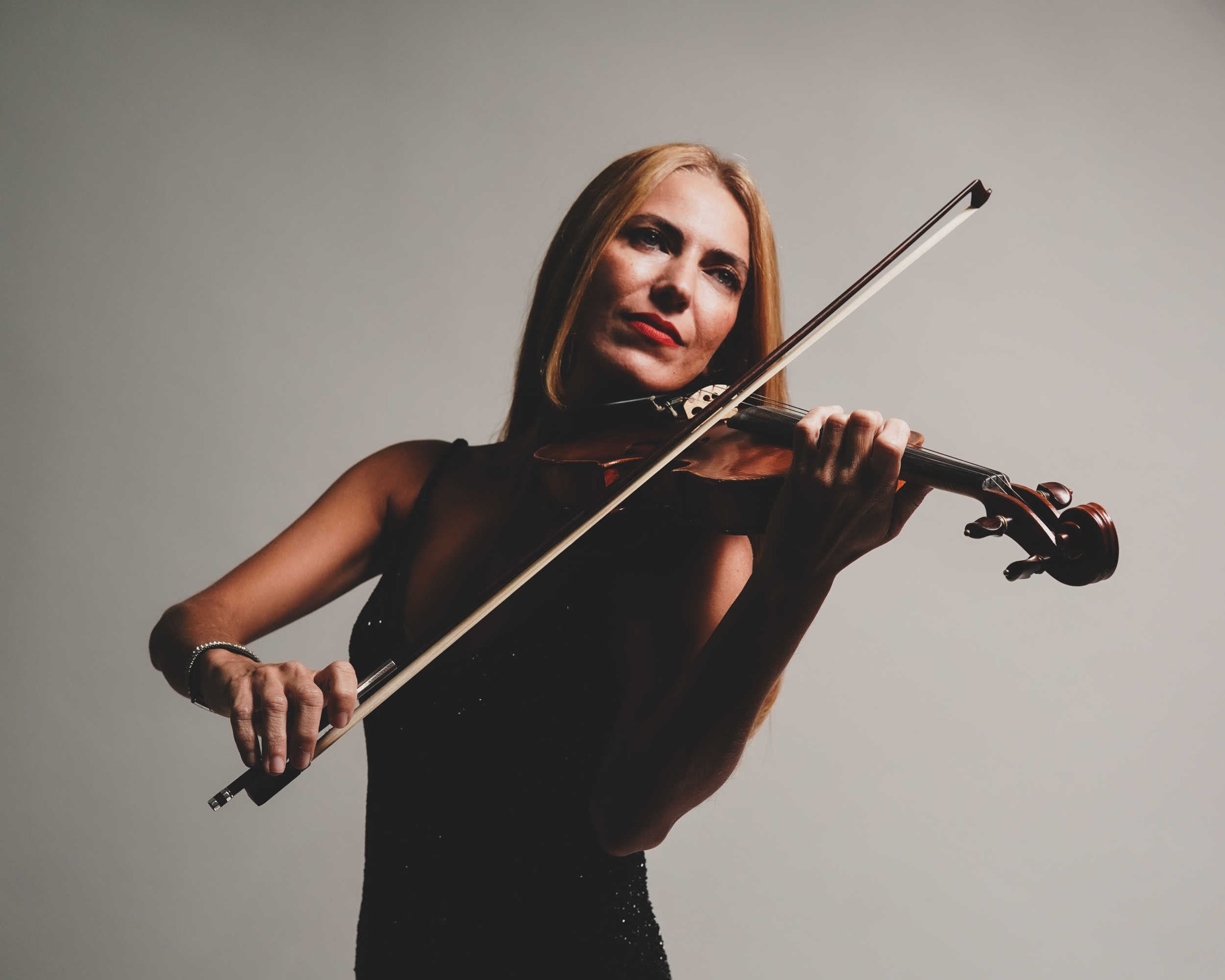 Ana Camila playing a violin